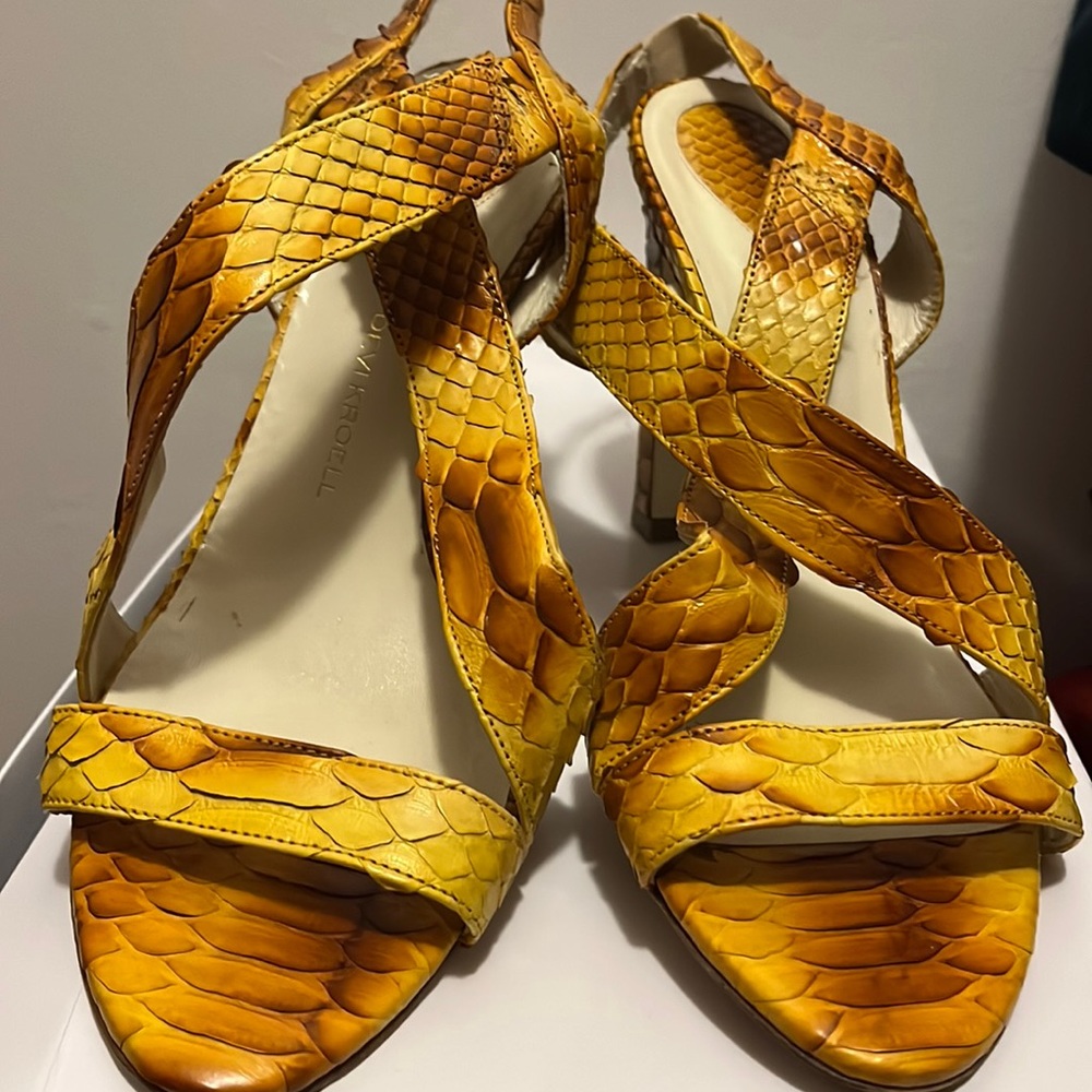 Fairly used nice sandals. Animal skin and very comfortable and beautiful
